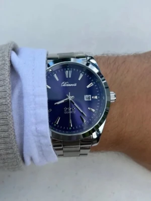 Silverfärgad blå klocka x Doventi  - 🌟 Doventi - Helt ny och oanvänd klocka i toppskick!  🎁 Levereras komplett med originalbox. ✨ Perfekt skick, garanterat utan defekter. ⚙️ Enkel justering för optimal passform. 🚀 Snabb leverans samma dag – direkt till dig!