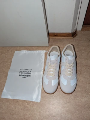 Maison Margiela gats - Tjena! Säljer nu dessa sjukt feta maison margiela  skorna skick:10/10 | modell: gats Inypris: 7500 | priset kan diskuteras! Itveka inte på att höra av dig vid mer frågor samt fler/bättre bilder! Kan mötas upp i Göteborg, närliggande stad eller frakta runt hela Sverige!