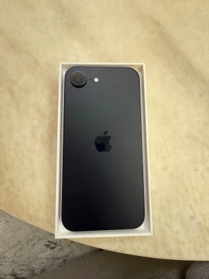 Iphone 16e - Snygg iPhone 14 i svart, säljs med originalkartong. Batterihälsa på 99% och 214 cykler, tillverkad december 2024 och första användning mars 2025. Skärmen och baksidan ser ut att vara i mycket gott skick utan synliga repor eller skador men om man kollar extra noga så är det en super liten skada 