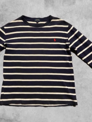 Blå vit randig tröja från Polo Ralph Lauren - säljer nu en blå vit randig tröja från Polo Ralph Lauren, varan är i bra skick, kontakta om mera frågor!