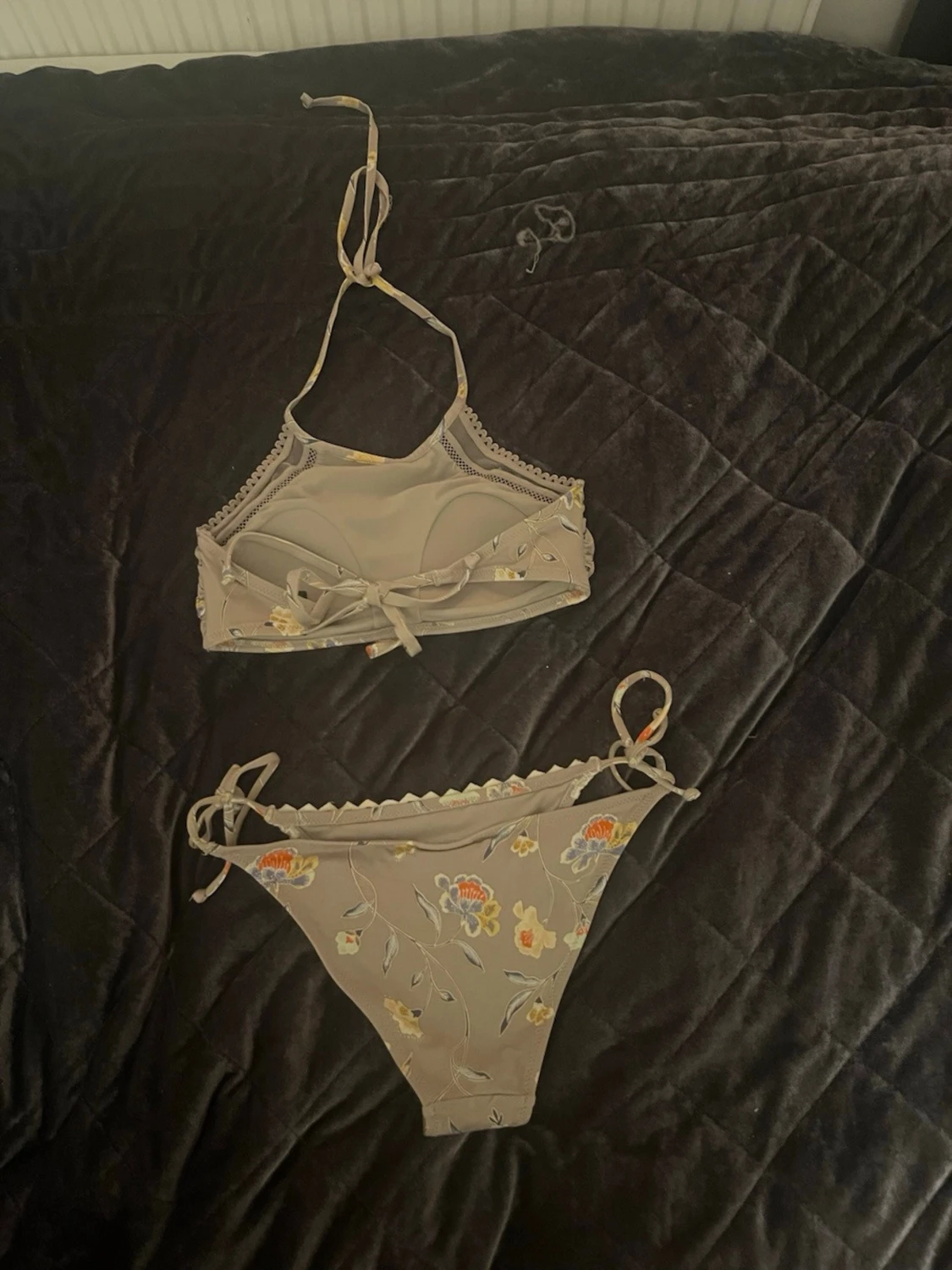 Beige blommig bikini med spetsdetaljer - 1
