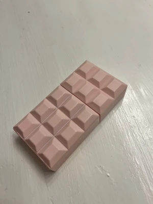 Sabrina Carpenter sweet tooth parfym - Helt ny Sabrina Carpenter-sweet tooth parfym 30ml🍬🍦🧁 Helt oanvänd!  det är en beroendeframkallande resa in i en dröm fylld av godis. Föreställ dig en värld där kanderad ingefära och chokladmarshmallow dansar runt en krämig kärna av Madagaskar-vanilj, allt vilandes på en mjuk bädd av chantilly cream och sockrad mysk.  Köpt på kicks för 395kr🩷