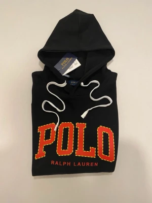Svart polo Ralph lauren hoodie helt ny - Svart polo Ralph Lauren hoodie med tryck //  Storlek L //  Längd 68cm  Bredd mellan armhålor 54cm Armlängd 54cm  Helt ny med tagg aldrig använd //  Skriv vid minsta fråga eller fundering🤝💯
