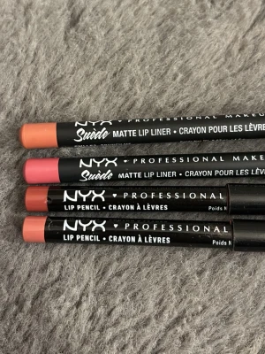 NYX läppennor i fyra nyanser - Fyra läppennor: Suede Matte Lip Liner i färgerna Brunch Me (aprikos) och Cannes (rosa), samt Lip Pencil i färgerna Ever (varm rödbrun) och Peekaboo Neutral (ljus nude). Självklart vässade, priset är för alla 💗