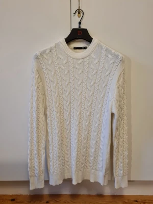 Vit stickad tröja från Lager 157 strl M - Säljer en vit stickad tröja från Lager 157 i storlek M. Tröjan har aldrig används, bara blivit tvättad en gång.