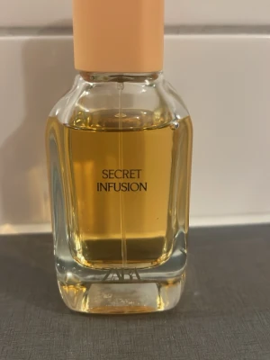 ZARA Secret Infusion parfym - Upptäck ZARA Secret Infusion – en stilren parfym med modern känsla. Perfekt för dig som vill ha en trendig doft i vardagen. Snygg flaska som passar i väskan eller på hyllan.