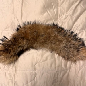 Hollies pälskrage - Hollies pälskrage. Som ny. Nypris: 2600 kr