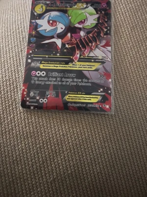 Mega M Gardevoir EX - Mega M Gardevoir EXRC31/RG32  från utgåvan Generations: Radiant Collection som släpptes 2016. Det är ett så kallat "Full Art Holo Ultra Rare"-kort