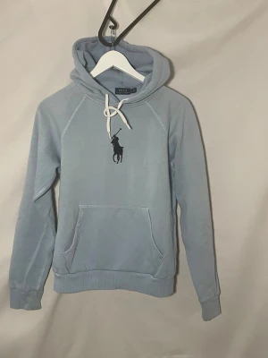 Ralph Lauren hoodie - Säljer en mycket fin unisex Ralph Lauren hoodie I storleken S och färgen ljusblå. Vid frågor är det bara att höra av dig!😊