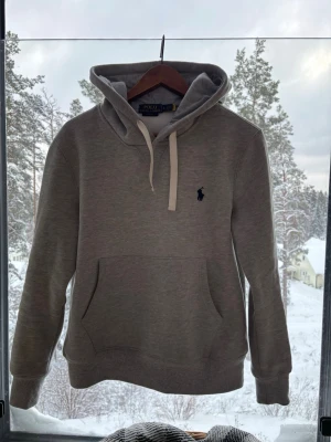 Polo Ralph lourant hoodie  - En mycket fin grå polo hoodie koftan är använd vid två tillfällen men inga skador eller liknande storlek s passar även xs. Skriv gärna vid frågor🤗