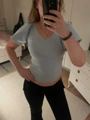 Blå topp, S - Super söt blå topp från vero Moda! Säljer då den inte kommer till användning! Har sytt igen ett litet håll (se de två sista bilderna) men det är absolut inget som syns på utsidan! Hör gärna av dig vid frågor och köp med Instabox för snabbast leverans ❤️‍🩹😊