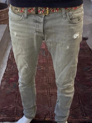 Jack and Jones jeans  - Ett par snygga Jack and Jones jeans med slitningar. Riktigt sköna.