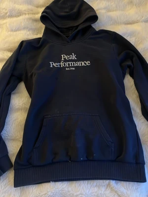 Peak Performance Hoodie - Snygg mörkblå Peak Performance hoodie. Strl 170