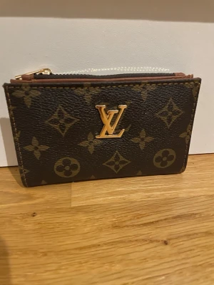 Brun plånbok  - Säljer en brun plånbok som jag köpt utomlands ej äkta, helt ny aldrig använd 