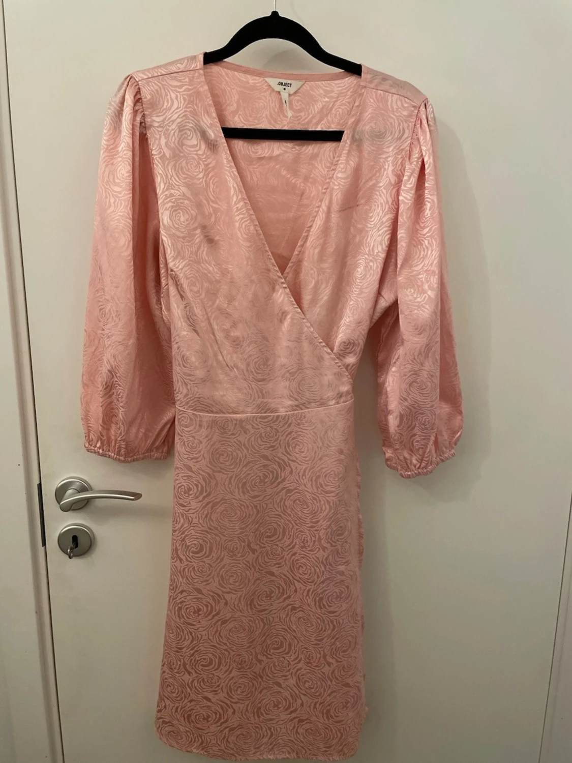 Rosa omlottklänning från Object