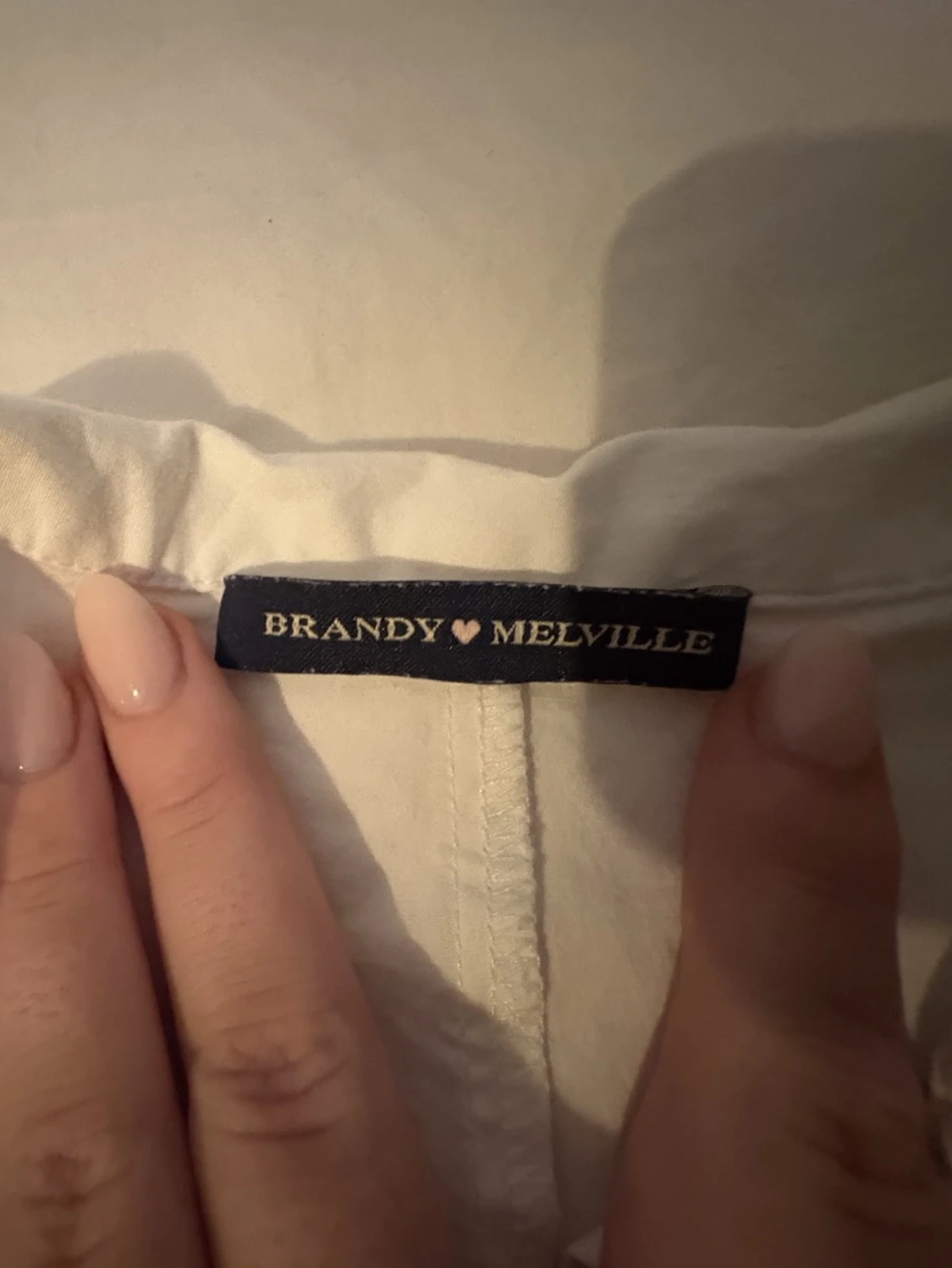 Vitt figursydd kortärmad skjorta från brandy Melville  - 1