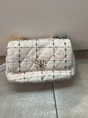 Brun axelväska med nitar och hjärtan - Snygga väskan 