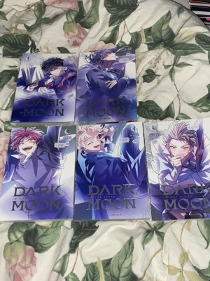 Enhypen - Säljer 5st dark moon av enhypen böcker 500kr + 200kr frakt bara första och andra är öppnad och läst