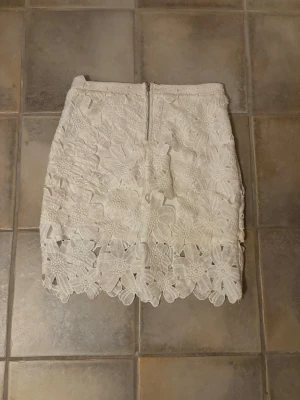 Vit tvålagrigt kjol - Hej!👋 Jag säljer nu den här vita två lagriga kjolen med blommigt mönster från Gina Tricot då jag inte använder den längre!🙌 Den är fast i passformen och sitter bra📏 Meddela gärna vid frågor!💗