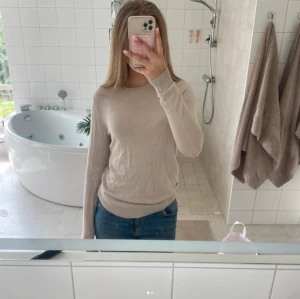 Beige långärmad stickad tröja - Beige tröja från lager 157 i storlek S. Använd fåtal gånger, samma skick som ny!