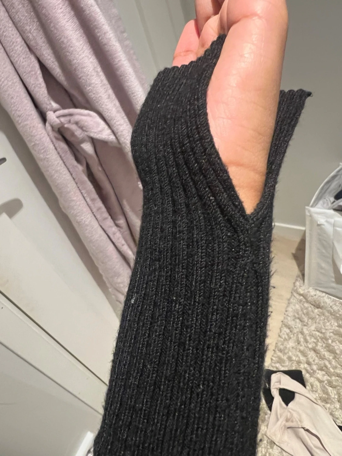 Svart ribbad stickad långärmad tröja - 1