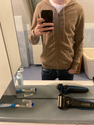 Kashmir zip - Kashmir zip från Davida, nypriss 2800. Knappt använd, finns inga hål eller ”deffekter” med den. Storleken funkar på både M och L 