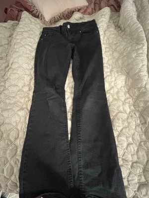 Svarta jeans - Säljer svarta jeans dom är low waist fina sköna men jag säljer dom för att jag rensar mitt garderob! Priset kan diskuteras!💞