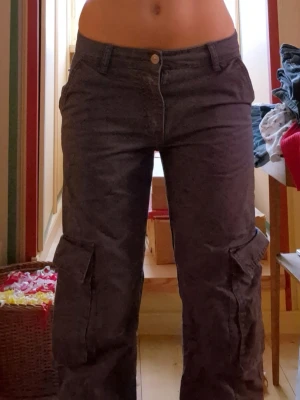 Mörkgrå cargopants med snörning - Mörkgrå cargopants med raka ben och flera fickor, både fram och bak. Byxorna har snörning i midjan som jag har satt dit för att kunna justera midjan bättre. De är i storlek 34 från gina tricot💓