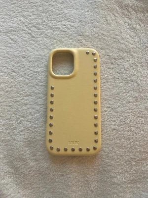 Muk Barcelona - Muk Barcelona skarl till iPhone 17. Aldrig andvänds pga köpte till fel mobil. Nypris 544kr. Man får både påse och Ask till! 