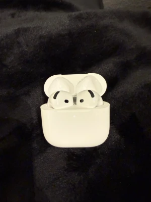 Airpods 4 - ANC - Helt nya och oanvända AirPods gen 4 i toppkvalitet, dom har även funtionen ANC som stänger av rumsljudet så man inte hör sin omgivning. Dom kommer i inplastad orginalförpackning. Dom fungerar perfekt för musik, samtal och riktigt smidig anslutning till Apple-enheter.