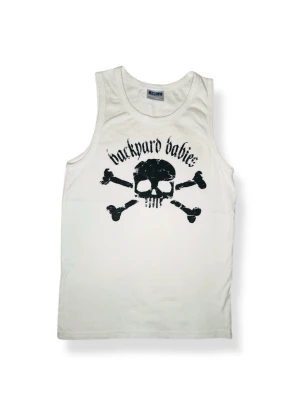 Backyard Babies linne BYB - Vitt Backyard Babies linne med klassisk logga. Är i unisex i en tight modell, se gärna mått  Längd drygt 60cm Bredd rätt över 39cm