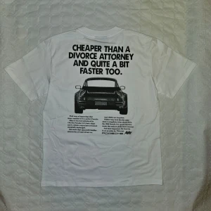 Vit Porsche T-shirt  - Säljer en vit Porsche t-shirt || Storlek M || box och dustbag medföljer 