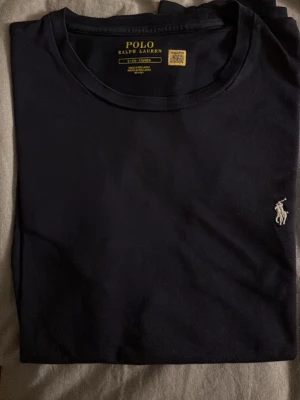 Polo Ralph Lauren T-shirt - En Ralph Lauren T-shirt i storlek small. Den är i i bra skick och har en bra passform. Pris kan diskuteras vid en snabb affär👍