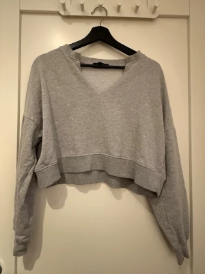 Grå crop hoodie  - Grå crop hoodie från Missguided i storlek S 
