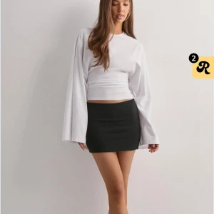 Svart minikjol - Svart tjat kjol från Nelly, säljer för jag fick två i present. Storlek S, har prislapp kvar🫶🏼Nypris 300kr