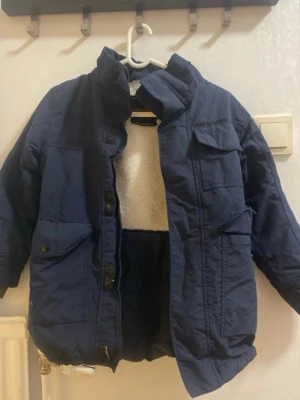 Vindjacka  - Denna jackan har blivit snfvänd 2-3 gånger och håller en jätte varm till vinter