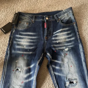 DSQUARED2 jeans - Säljer mina helt sprillans nya dsq jeans, köpa på farfetch för 2000kr men passade ej och kan ej lämna tillbaka, Skick: 10/10, lägg ett bud eller köp direkt!! Kvittot och tagsen är tyvärr slängda då jag använde jeansen 1 gång.