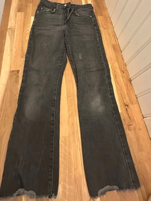 Svarta bootcut jeans gina - Säljer ett par svarta jeans från Perfect Jeans i storlek 36. Men passform skulle jag säga 32-36, lite små i storlek. Har en liten defekt som syns på bilden, men i verkligheten inte alls! 🙌☺️