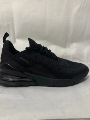 Nike 270 - Säljer ett par Nike Air Max 270 i nyskick. Skorna är helt oanvända och kommer med originalkartong, precis som vid köp i butik.  ✔ Oanvända – aldrig provade utomhus ✔ Originalkartong ingår ✔ Stilren och modern design som passar till allt ✔ Sköna och bekväma för både vardag och fritid  Perfekta för dig som vill ha ett par fräscha Nike 270 utan att betala nypris. Kan skickas eller mötas upp enligt överenskommelse. Hör av dig vid frågor eller seriöst intresse. 