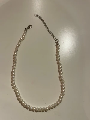 Vitt pärlhalsband  - Pärlhalsband med vita pärlor 