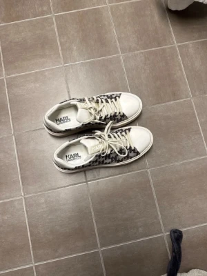 Karl Lagerfeld sneakers med mönster - Ett par Karl Lagerfeld skor, storlek 44  Använda men bra skick ( inte använda på 2 år )  Style no : KL52273-HLO  Nypris ca 2000 -2 500kr.