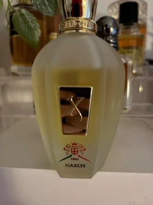Xerjoff Naxos - Lyxig parfym från Xerjoff, Naxos 1861, levereras i originalbox. Perfekt för dig som vill sticka ut med en exklusiv doft. Ca 75-80/100 ml kvar. Lyxig och elegant doft. Digitalt kvitto kan visas mot begäran. Givetvis äkta (fler bilder kan fås i dm). Pris går att diskutera vid snabb affär. Kan även göra byteshandel.