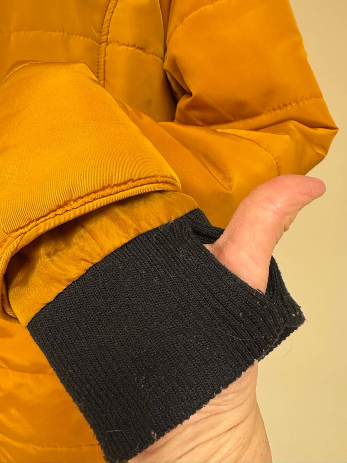 Senapsgul quiltad jacka med svart fuskpäls från Seventyseven.  - 3