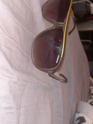 Carrera solglasögon - Jag säljer mina carrera solglasögon eftersom jag har haft de länge och jag använder inte den längre, Den är som ny har använt några gånger sen stog på hyllan i några år.