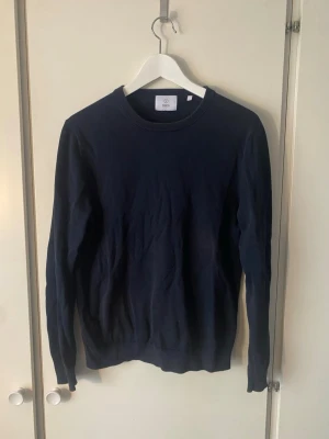 Marinblå stickad tröja Bläck - Skön stickad tröja