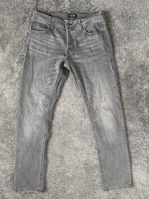 Gråa slim fit jeans Jack & Jones - W32/L32 nya utan lapp men tvättade en gång 