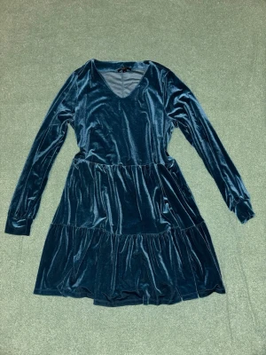 Blå sammetsklänning  - Mörkblå sammetsklänning från Mywear med v-ringning och långa ärmar. 