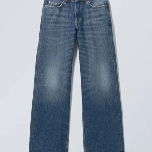 Weekday Ample Low Loose Jeans blå - Jag säljer dessa jättesnygga low waist loose wide leg jeansen i storlek W24/L30. Innerbenslängd: 73 cm. Midja tvärsöver: 35 cm. 