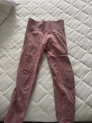 Rosa seamless leggings från Gymshark - Säljer ett par rosa seamless leggings från Gymshark med hög midja och ribbad linning. Stretchigt material som sitter skönt och formar sig efter kroppen. Diskret Gymshark-logga på höften. 