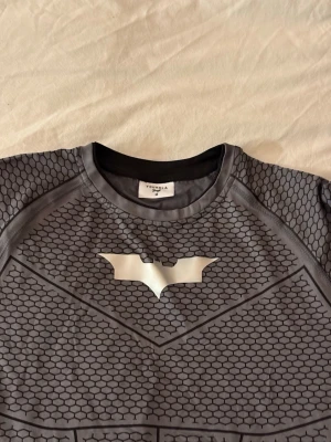Mörkgrå YoungLA Batman T-shirt  - Mörkgrå YoungLA Batman T-shirt i storlek M. Bra passform, funkar både till vardag och gym. Använd få gånger, fint skick. Skickas snabbt.